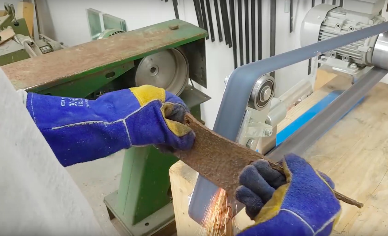This Guy Takes an Extremely Rusty Butcher's Knife and Makes It Look
